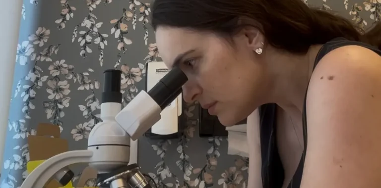 imagem post Análise do conteúdo vaginal no microscópio: pra que serve?